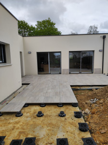 Photo de galerie - Pose dalle sur plots.