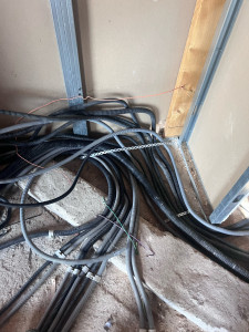 Photo de galerie - Préparation des gaines pour le tableau électrique 