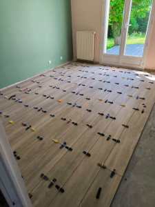 Photo de galerie - Pose carrelage imitation parquet 