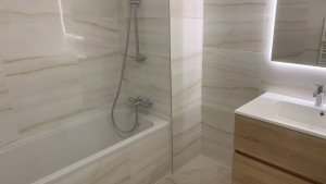 Photo de galerie - Équipements des sanitaires, parois de douche robinetteries, lavabo 