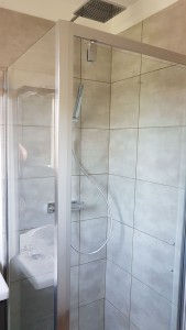 Photo de galerie - Rénovation de la douche avec faïence et tout l équipement de plomberie