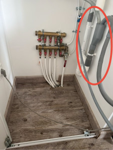 Photo de galerie - Réparation d'un tuyau cassé d'évacuation d'une machine à laver, collé à la colle PVC