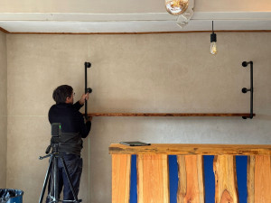 Photo de galerie - Installation d'étagère murale pour un hôtel avec de belles planches en mélèze de Freissinières