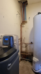 Photo de galerie - Modification de la distribution de l'eau à l'aide de nourrices et pose d'un adoucisseur.
