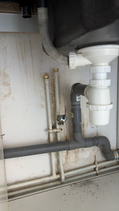 Photo de galerie - Pose d’un évier après changement de plan de travail et reprise d’une évacuation évier 