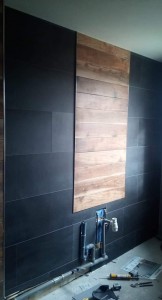 Photo de galerie - Rénovation d'une salle de bain de 5 m2 douche à l'italienne, carrelage et panneaux synthétiques anthracites plus sol. 8 jours de travail.