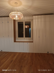Photo de galerie - Réalisation d'un dressing sur mesure.
composé de meubles Ikea.
socle sur mesure + découpe et pose des fileurs sur tout le pourtour.