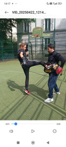 Photo de galerie - Cour de Muay Thaï, kick boxing : démonstration d'un coup de pied circulaire où middle kick 