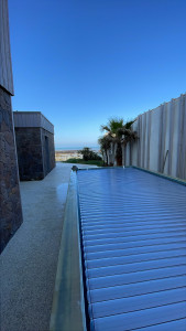 Photo de galerie - Piscine coque semi enterré avec volet immergé 