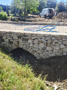 Photo de galerie - Réalisation d'un pont en pierres sèche.