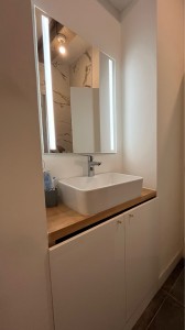 Photo de galerie - Montage de meuble de salle de bain et miroir avec lumière LED