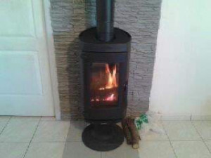 Photo de galerie - Pose de placo de pierre de perment et du poêle à bois 