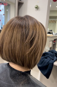 Photo de galerie - La précision technique du carré plongeant : des lignes nettes, un mouvement fluide et un fini impeccable pour structurer votre visage avec élégance.