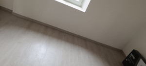Photo de galerie - Réalisation d'une cloison avec isolation en placoplâtre et pose d'un paquet flottant pour une rénovation de chambre 