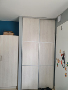 Photo de galerie - Pose agencement étagère/penderie et portes de placard coulissantes 