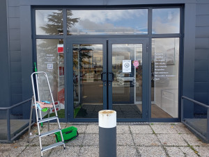 Photo de galerie - Nettoyage de vitrine magasin