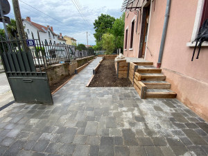 Photo de galerie - Création d'une rampe d'accès handicapé en pavé avec mur de soutènement fer/bois