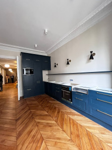 Photo de galerie - Sur cette photo, vous pouvez découvrir une magnifique cuisine que nous avons installée et peinte, avec également la pose du parquet et sa vitrification.
