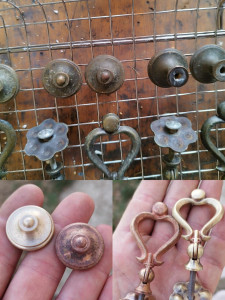 Photo de galerie - Passage au bain ultrasons de poignées anciennes en laiton. 