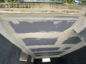 Photo de galerie - Rénovation plafond aux feuilles de placo, réalisation des joints et finition à la peinture blanche.