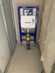 Photo de galerie - Pose bâti support toilette suspendu avec raccordement alim et évacuation dans logement neuf
