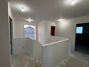 Photo de galerie - Mise en peinture à l’airless dans l’ensemble du couloir ; après retrait des bâches de protections 