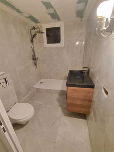 Photo de galerie - Création total de salle de bain pose de carrelage toilette meuble de salle de bain installation tuyauteries eau.