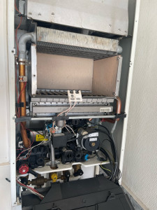 Photo de galerie - Entretien d’une chaudière basse température de marque Chaffoteaux VMC, démontage de la chambre de combustion, vidange avec gonflage du vase d’expansion à 1bar, nettoyage du corps de chauffe et brûleur… 