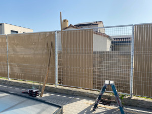 Photo de galerie - Pose d’un occultant en lames imitation bois sur grillage rigide.