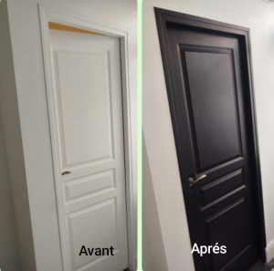 Photo de galerie - Avant/Après : Peinture d'une porte en bois. Ponçage, sous-couche et 2 couches de peinture noire. Résultat propre et moderne.