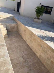 Photo de galerie - Pose de pierre travertin dans une piscine et terrasse 