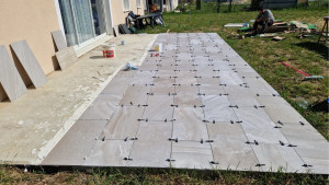 Photo de galerie - Revêtement de terrasse : Grands carreaux en céramique posés avec un système de nivellement professionnel et une colle résistante pour extérieur.