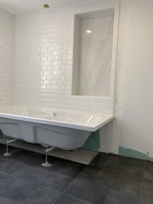 Photo de galerie - Salle de bain effet métro avec un carreau 60*120 effet marbre et du 60*60 noir au sol