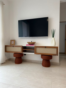 Photo de galerie - Fabrication et pose d'un meuble tv suspendu 