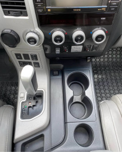 Photo de galerie - Nettoyage intérieur automobile – nettoyage de la console centrale et des surfaces intérieures