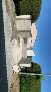Photo de galerie - Réalisation complète d'un mur en parpaings avec piliers pour sécuriser et délimiter la propriété. Travail propre et soigné.