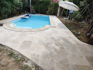 Photo de galerie - Contour piscine travertin 