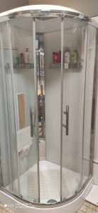 Photo de galerie - Pose d'une cabine de douche adaptée pour personnes âgées. 