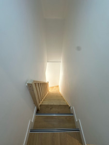 Photo de galerie - Réalisation du ponçage et de la peinture de la cage escalier 