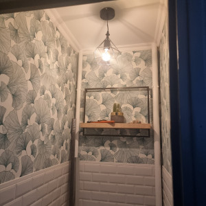 Photo de galerie - Pose de carrelage METRO et pose de papier peint dans des toilettes