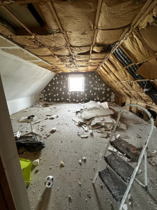 Photo de galerie - Destruction des cloisons/ retrait laine de verre / évacuations des déchets 