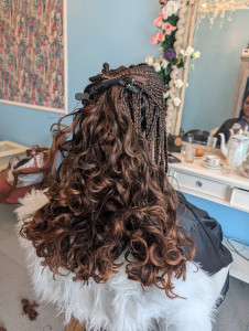 Photo de galerie - Je maîtrise l'art d'allier la finesse de micro-tresses sur le cuir chevelu à la volupté d'un tissage bouclé volumineux. (finalisation)