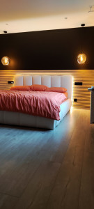 Photo de galerie - Pose de ruban led dimable en tête de lit 