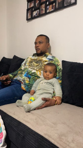 Photo de galerie - Un jeune responsable joyeux père de famille honnête 