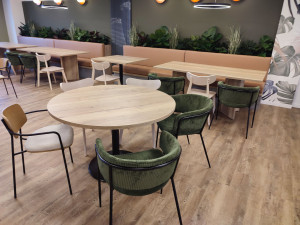 Photo de galerie - Montage de tables  dans une cafétéria.