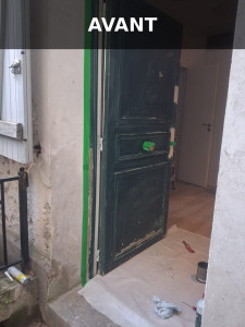 Photo de galerie - Rénovation et peinture de porte d’entrée, avec finition soignée et résultat propre.