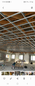 Photo de galerie - Raillaille d'un plafond de 300m2 avec tige filetée  et prime 200 de laine de vert et placo coupé feux ba18