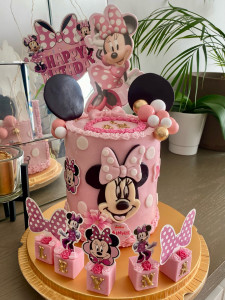 Photo de galerie - ✨ Découvrez ma dernière création ! ✨  Pour célébrer le tout premier anniversaire de la petite princesse Leyna, gâteau sur le thème de Minnie. ??  Un gâteau exotique de coco, mangue et passion, avec un praliné gourmand