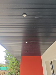 Photo de galerie - Pose de spot dans un cache moineaux