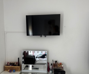 Photo de galerie - Instalation TV avec support 
Passage câble en goulotte 